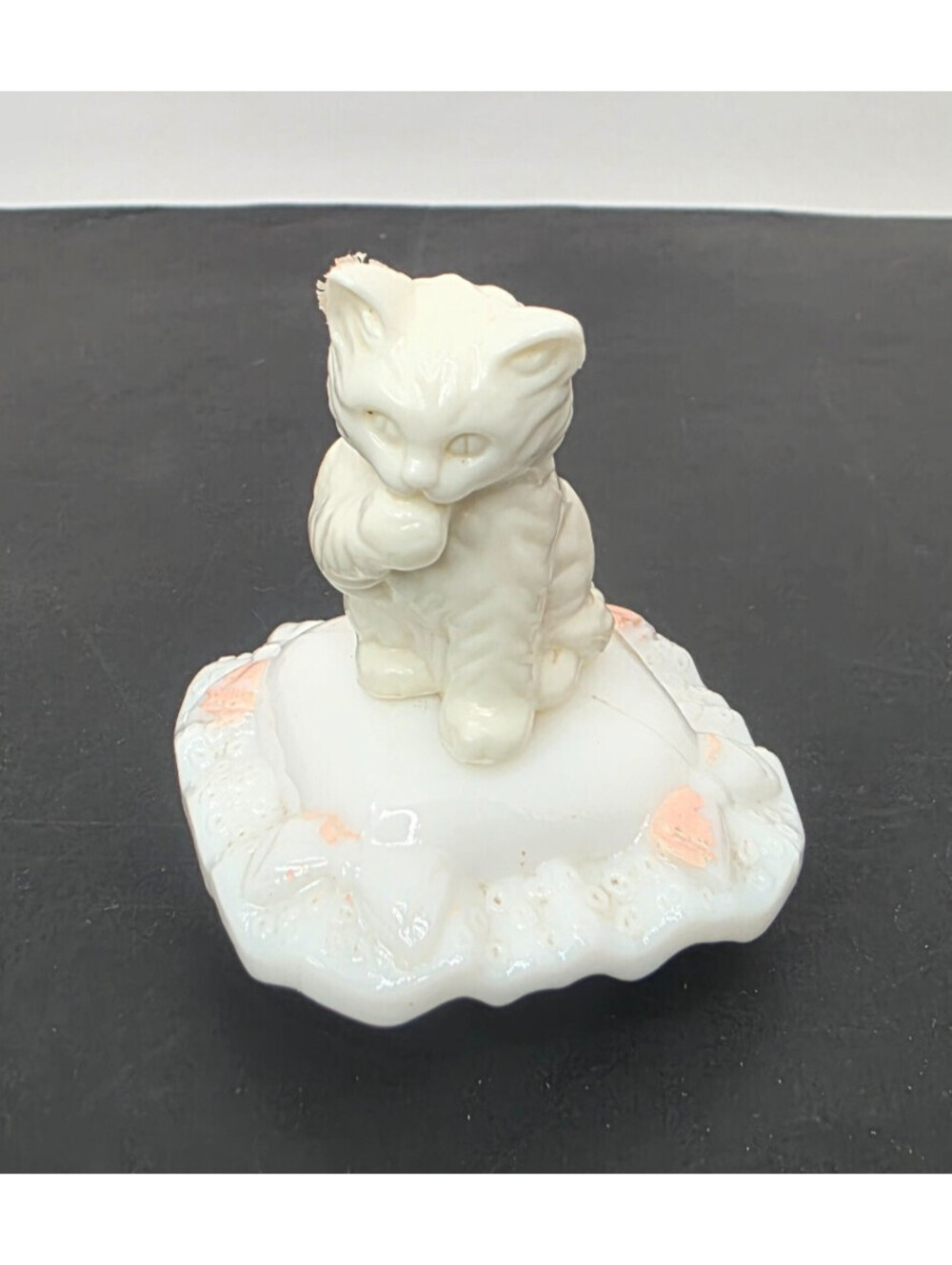 Vintage Avon "Sitting Pretty" Milk Glass Cat Kitten Pillow Empty Bottle